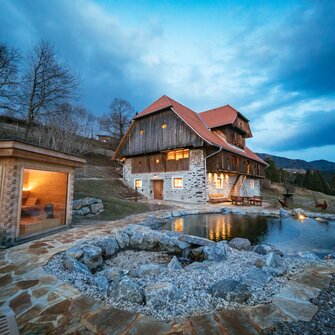 Kaiser Chalet mit Sauna am Abend  | © Urlaub am Bauernhof Kärnten / Daniel Gollner