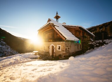 Die Kärntner Sandrisserhütte im Sonnenuntergang | © Urlaub am Bauernhof Kärnten / Daniel Gollner