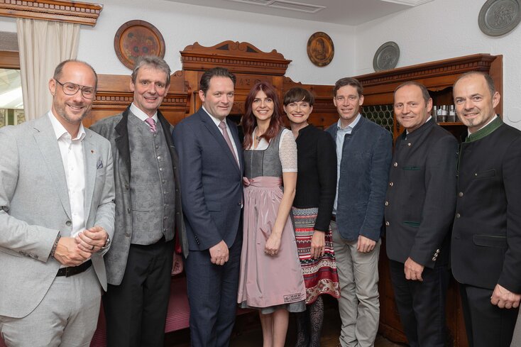 v.l.n.r. LR Mario Gerber, UaB-Obmann Johann Hörtnagl, BM Norbert Totschnig, UaB-GF Astrid Rollinger, ÖW-Chefin Astrid Steharnig-Staudinger, Olympiasieger Benni Raich, LH-Stv. Josef Geisler, LK-Präsident Josef Hechenberger