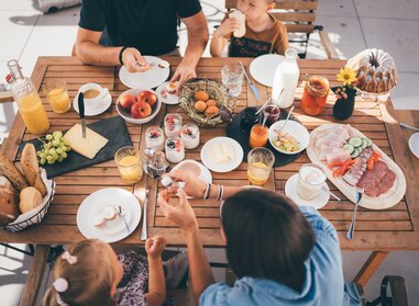 Familie am Frühstückstisch | © Daniel Gollner