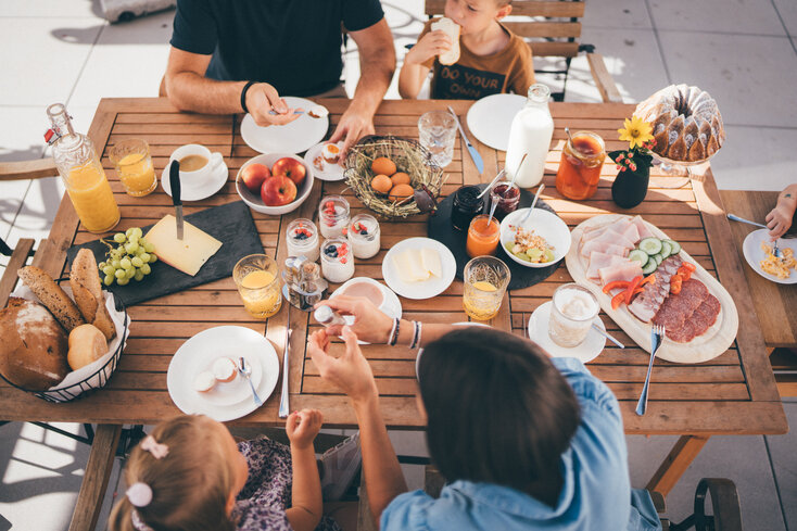 Familie am Frühstückstisch | © Daniel Gollner