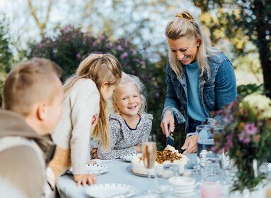 Familie isst Kaffee und Kuchen | © Daniel Gollner