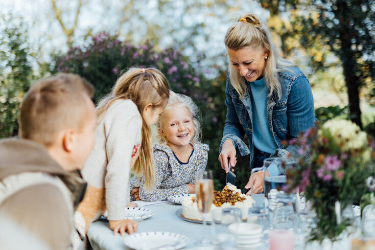 Familie isst Kaffee und Kuchen | © Daniel Gollner