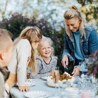 Familie isst Kaffee und Kuchen | © Daniel Gollner Familie isst Kaffee und Kuchen | © Daniel Gollner