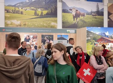 Menschen tummeln sich vor UaB Stand | © Urlaub am Bauernhof 