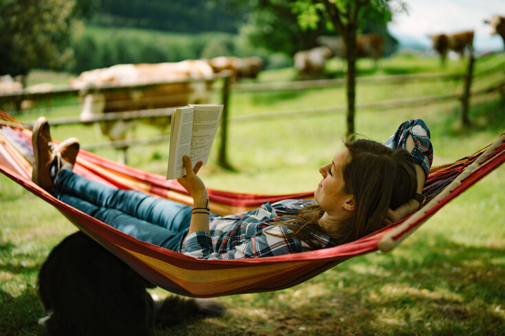 Frau liest Buch in der Hängematte / Urlaub am Bauernhof | © Daniel Gollner