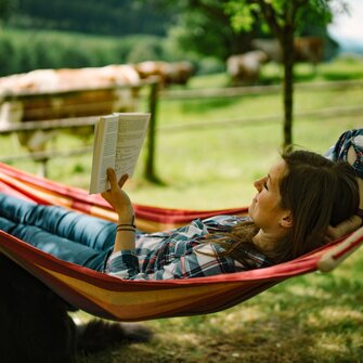 Frau liest Buch in der Hängematte / Urlaub am Bauernhof | © Daniel Gollner Frau liest Buch in der Hängematte / Urlaub am Bauernhof | © Daniel Gollner